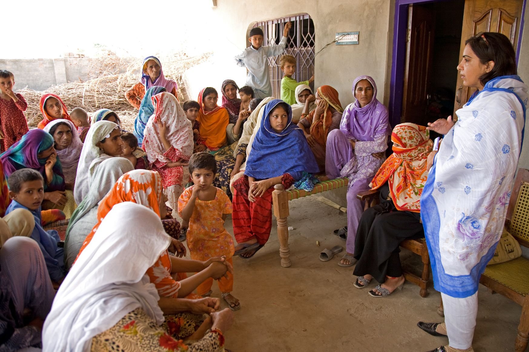 Photo: A lady health worker hosts an educational session on family planning to a group of women in a village in Punjab Province. UNFPA supported the government’s family planning programme.