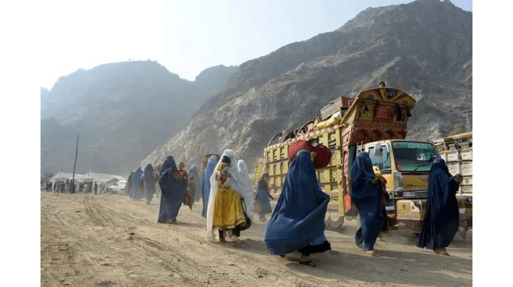 Intensifying outflow of Afghan families and individuals at the Torkham border. [Shahzad Asad/IOM Pakistan 2023]